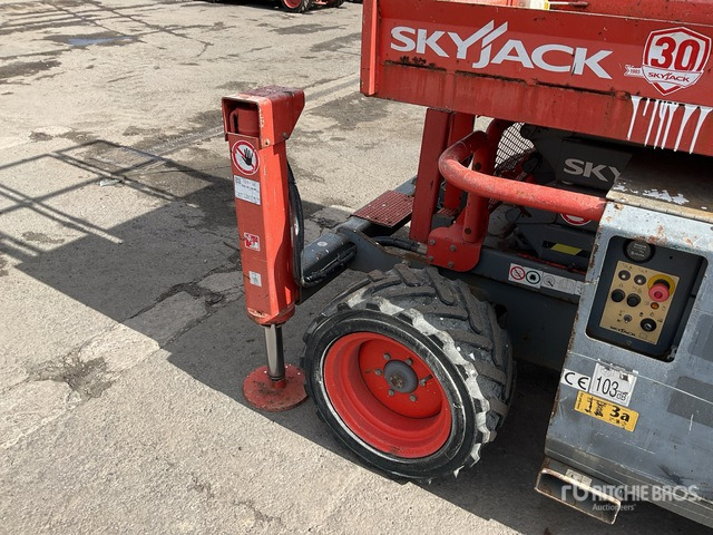 2015 Skyjack SJ6826 RT 4x4 Diesel Scissor Lift - Scissor lift: picture 5 2015 Skyjack SJ6826 RT 4x4 Diesel Scissor Lift - Scissor lift: picture 5