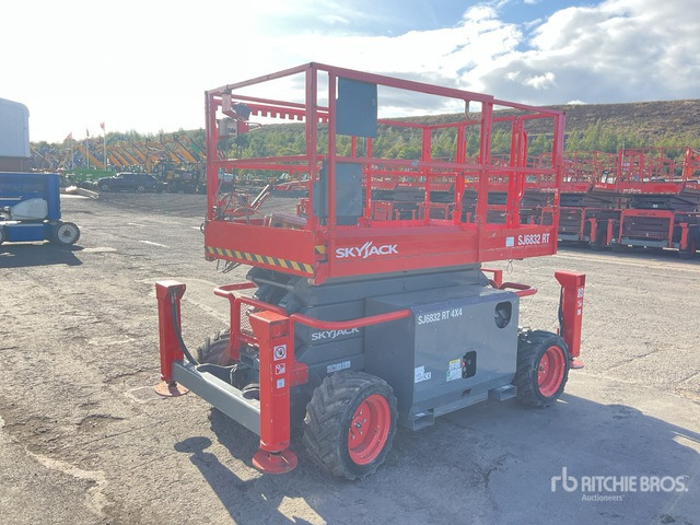 2015 Skyjack SJ6832 RT 4x4 Diesel Scissor Lift - Scissor lift: picture 3 2015 Skyjack SJ6832 RT 4x4 Diesel Scissor Lift - Scissor lift: picture 3