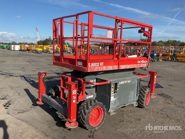 2015 Skyjack SJ6832 RT 4x4 Diesel Scissor Lift - Scissor lift: picture 4 2015 Skyjack SJ6832 RT 4x4 Diesel Scissor Lift - Scissor lift: picture 4