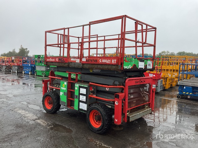 2015 Skyjack SJ8841 4x4 Diesel Scissor Lift - Scissor lift: picture 4 2015 Skyjack SJ8841 4x4 Diesel Scissor Lift - Scissor lift: picture 4
