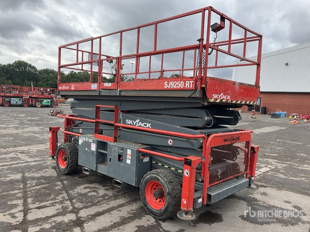 2015 Skyjack SJ9250RT 4x4 Diesel Scissor Lift - Scissor lift: picture 3 2015 Skyjack SJ9250RT 4x4 Diesel Scissor Lift - Scissor lift: picture 3