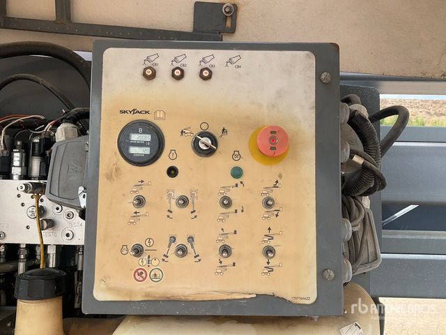 2016 Skyjack SJ51AJ 4WD Diesel Articulating Boom Lift - Articulated boom: picture 5 2016 Skyjack SJ51AJ 4WD Diesel Articulating Boom Lift - Articulated boom: picture 5