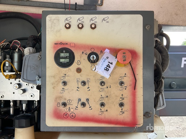 2016 Skyjack SJ51AJ 4WD Diesel Articulating Boom Lift - Articulated boom: picture 5 2016 Skyjack SJ51AJ 4WD Diesel Articulating Boom Lift - Articulated boom: picture 5