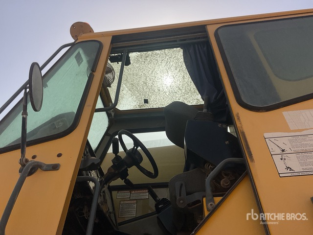 2007 Grove RT700E 55 ton 4x4x4 (Inoperable) Rough Terrain Crane - Rough terrain crane: picture 4 2007 Grove RT700E 55 ton 4x4x4 (Inoperable) Rough Terrain Crane - Rough terrain crane: picture 4