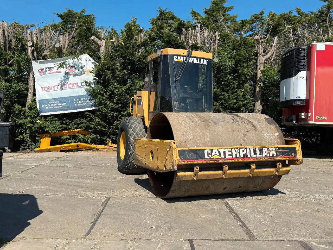 CAT Caterpillar CS 563 Roller with vibration - Compactor: picture 1 CAT Caterpillar CS 563 Roller with vibration - Compactor: picture 1