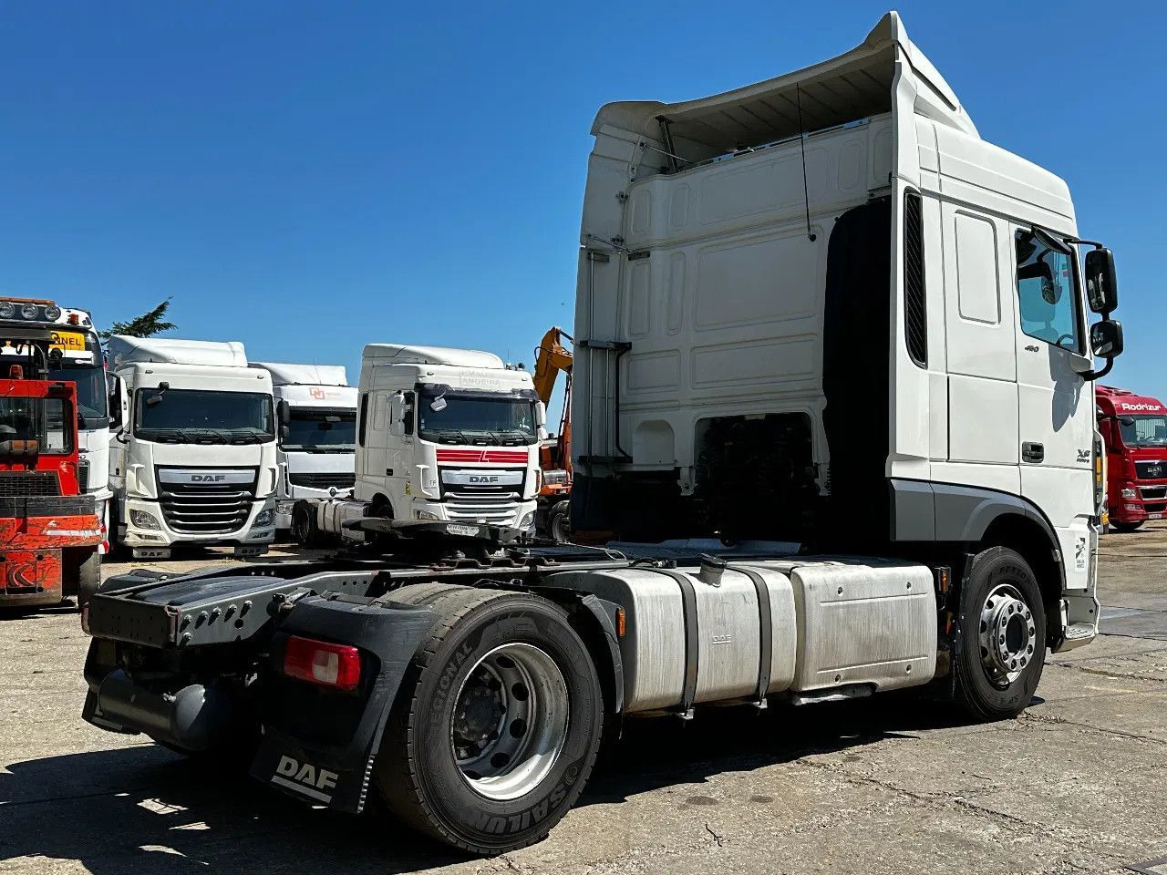 DAF XF 460 4X2 Tractor-unit Spring/Air Retarder ACC DAF XF 460 4X2 Tractor-unit Spring/Air Retarder ACC - Tractor unit: picture 4 DAF XF 460 4X2 Tractor-unit Spring/Air Retarder ACC DAF XF 460 4X2 Tractor-unit Spring/Air Retarder ACC - Tractor unit: picture 4