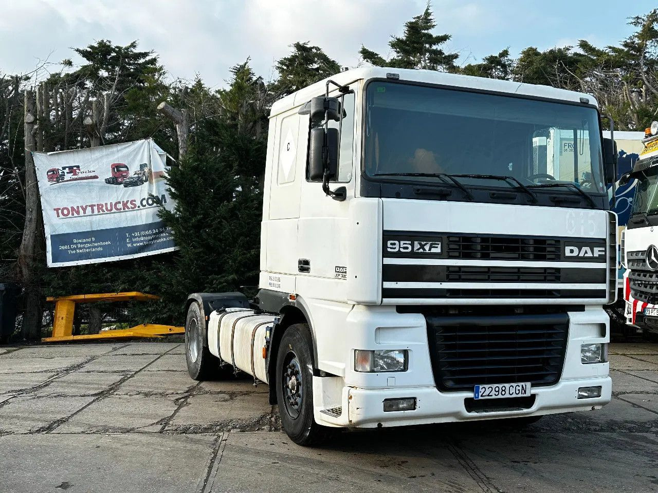 DAF XF 95.380 4X2 Tractor-unit Spring/Air ZF Manual DAF XF 95.380 4X2 Tractor-unit Spring/Air ZF Manual - Tractor unit: picture 1 DAF XF 95.380 4X2 Tractor-unit Spring/Air ZF Manual DAF XF 95.380 4X2 Tractor-unit Spring/Air ZF Manual - Tractor unit: picture 1