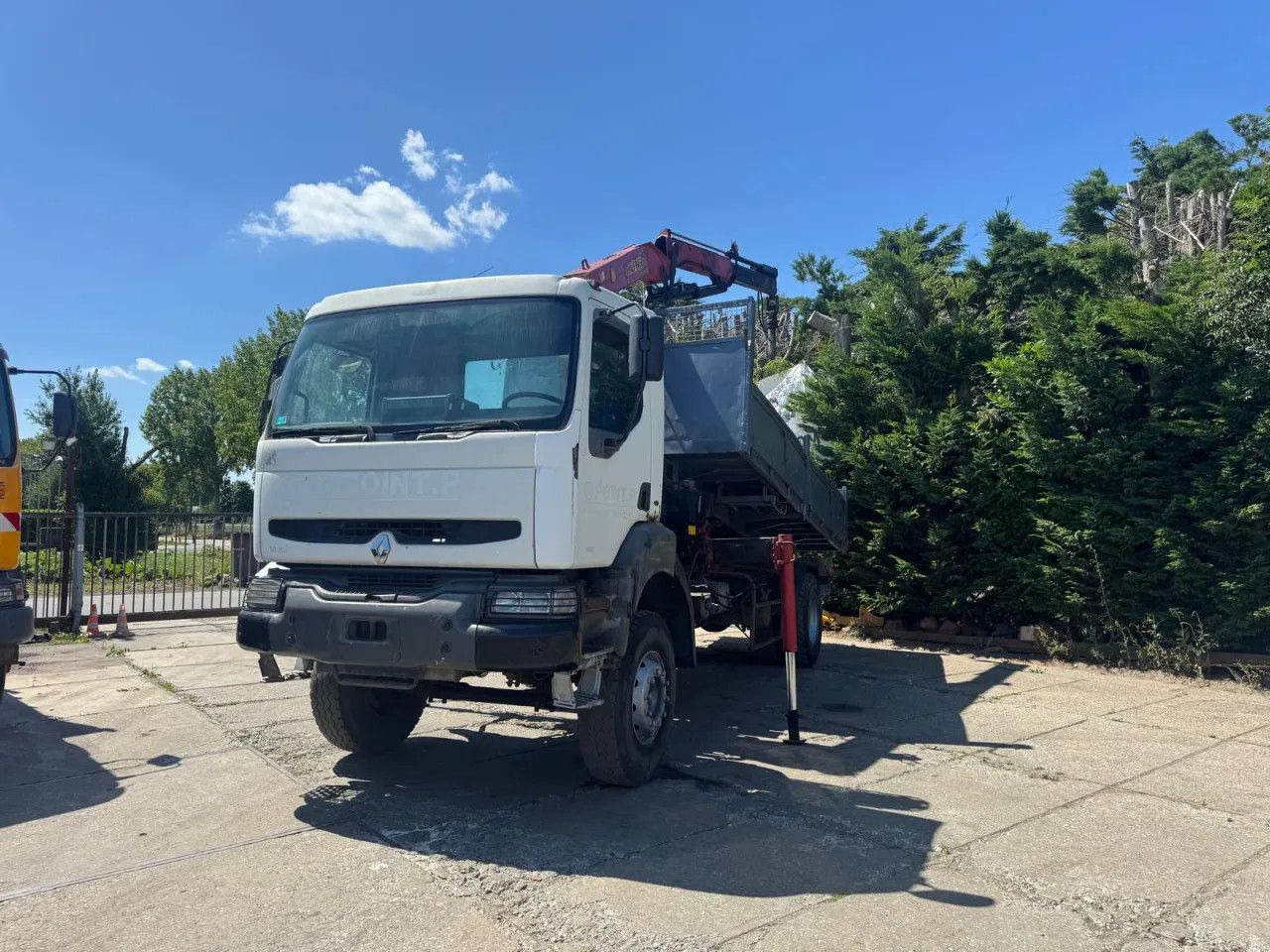Renault Kerax 340 4X2 Tipper+Crane Spring/Spring Euro2 M - Tractor unit: picture 2 Renault Kerax 340 4X2 Tipper+Crane Spring/Spring Euro2 M - Tractor unit: picture 2