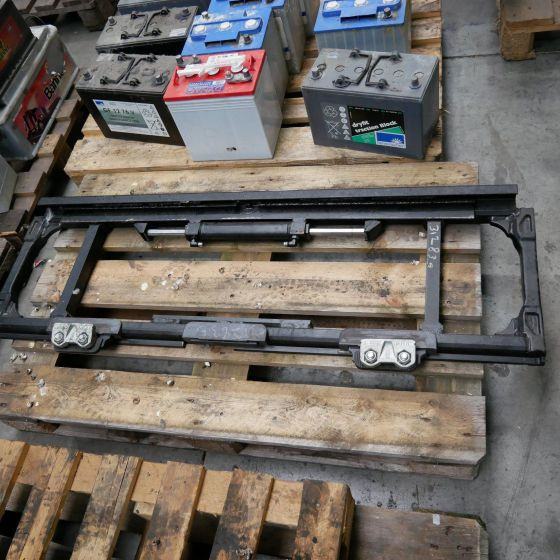 Cascade Sideshift 1400 mm - Attachment for Material handling equipment: picture 1 Cascade Sideshift 1400 mm - Attachment for Material handling equipment: picture 1