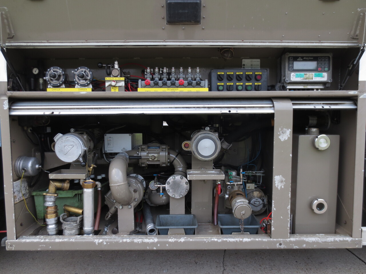 Tank truck Scania P380: picture 13 Tank truck Scania P380: picture 13