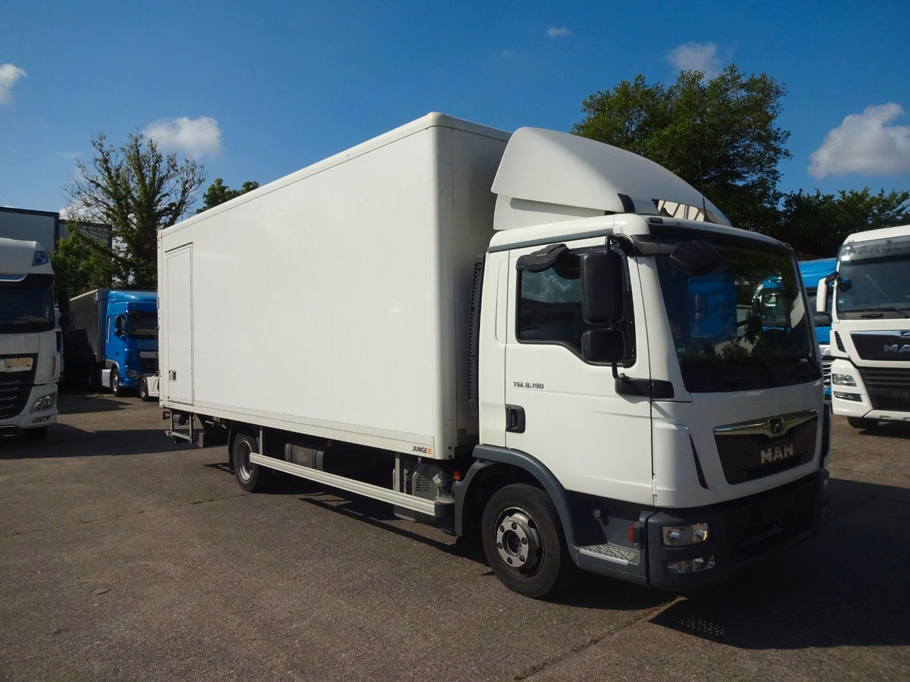 MAN MAN TGL 8.190, Koffer, LBW, Kamera, Luft, AHK - Box truck: picture 1 MAN MAN TGL 8.190, Koffer, LBW, Kamera, Luft, AHK - Box truck: picture 1