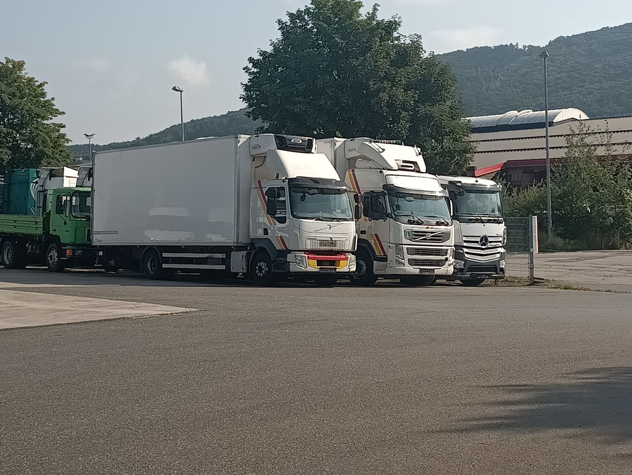 Volvo FM13-460 EEV  6x2R CarrierSupra550 7,3m LBW1.5t - Refrigerator truck: picture 4 Volvo FM13-460 EEV  6x2R CarrierSupra550 7,3m LBW1.5t - Refrigerator truck: picture 4