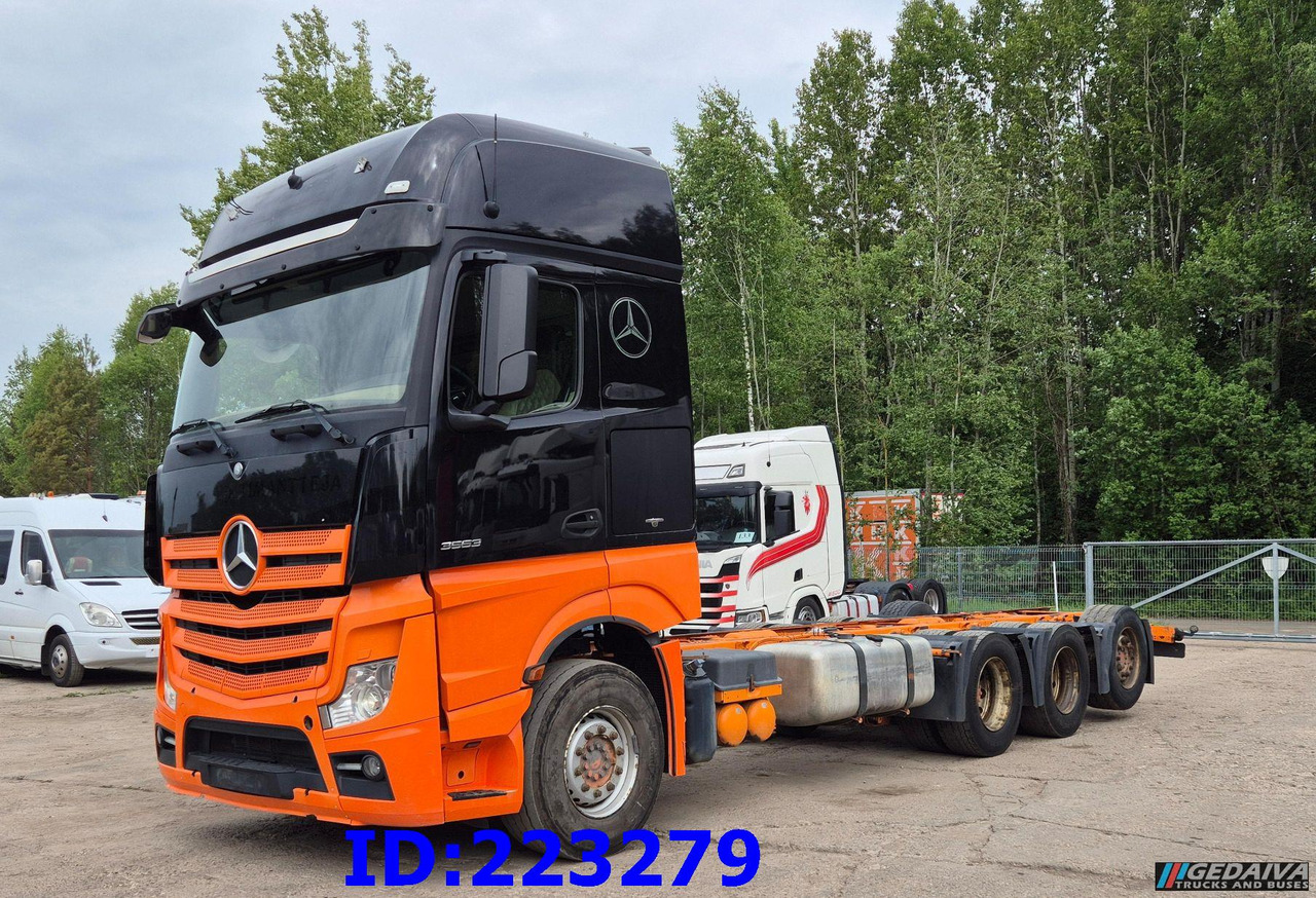 MERCEDES-BENZ Actros 3563 8×4 ( Steering axle) - Cab chassis truck: picture 1 MERCEDES-BENZ Actros 3563 8×4 ( Steering axle) - Cab chassis truck: picture 1