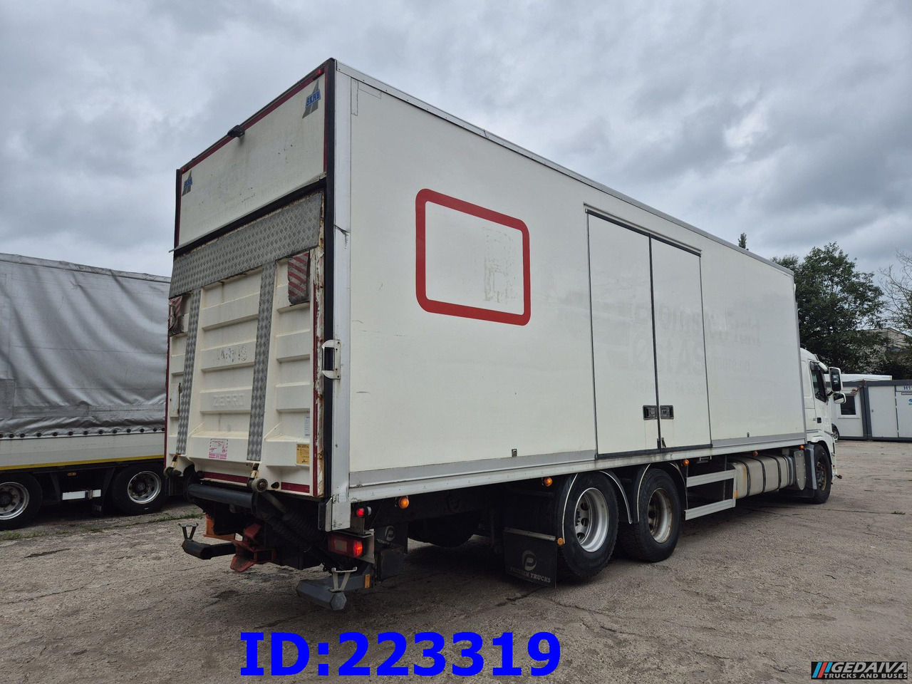 VOLVO FM13 380HP 6x2 Euro5 - Open side box - Refrigerator truck: picture 5 VOLVO FM13 380HP 6x2 Euro5 - Open side box - Refrigerator truck: picture 5