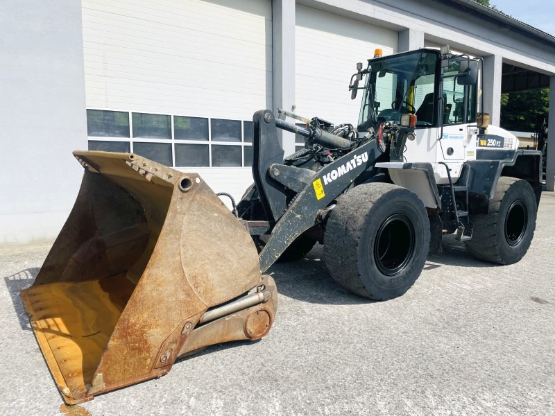 Komatsu WA250PZ-6 (3824) - Wheel loader: picture 3 Komatsu WA250PZ-6 (3824) - Wheel loader: picture 3