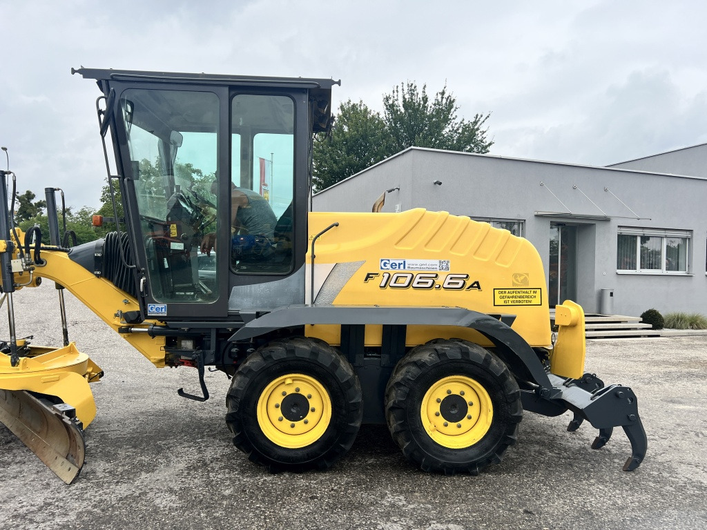 New Holland F 106.6 A (111602) - Grader: picture 2 New Holland F 106.6 A (111602) - Grader: picture 2