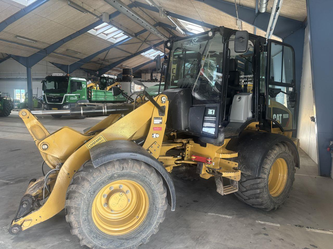 Caterpillar 908M - Compact loader: picture 2 Caterpillar 908M - Compact loader: picture 2