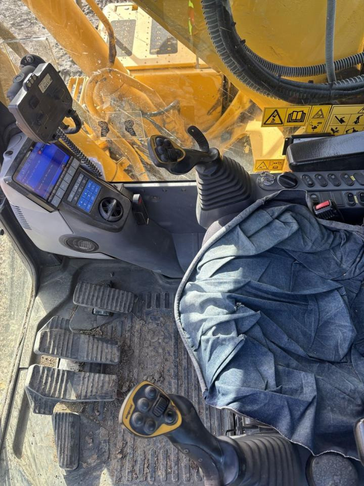 Komatsu PC240LC-11 - Crawler excavator: picture 3 Komatsu PC240LC-11 - Crawler excavator: picture 3