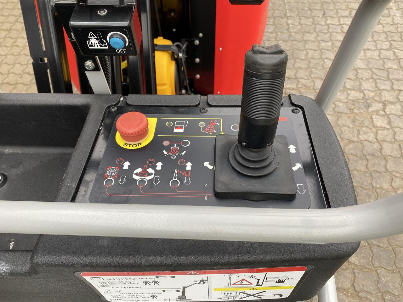 Manitou 100VJR - Vertical mast lift: picture 3 Manitou 100VJR - Vertical mast lift: picture 3