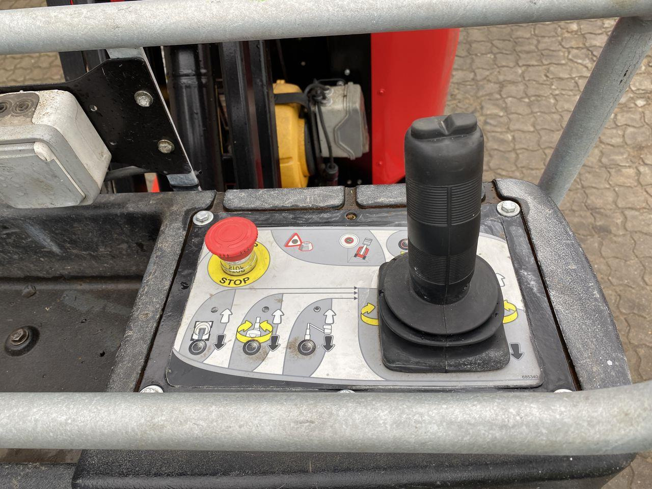 Manitou 100VJR - Vertical mast lift: picture 3 Manitou 100VJR - Vertical mast lift: picture 3