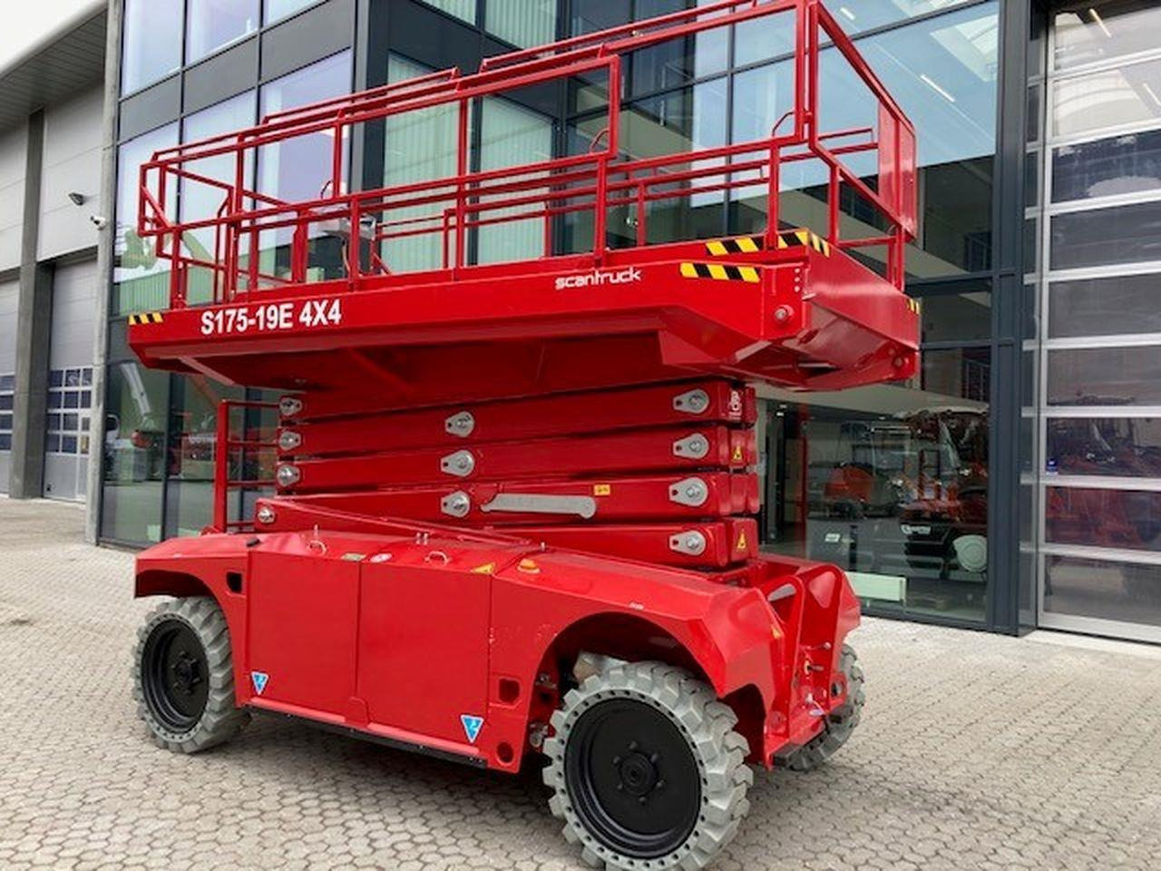 PB S175-19E 4X4 - Scissor lift: picture 3 PB S175-19E 4X4 - Scissor lift: picture 3