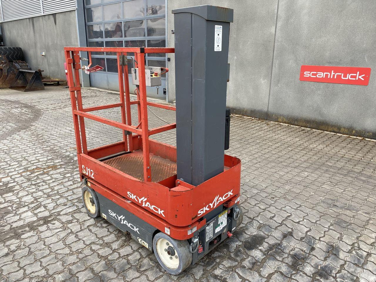 Skyjack SJ12 - Vertical mast lift: picture 2 Skyjack SJ12 - Vertical mast lift: picture 2