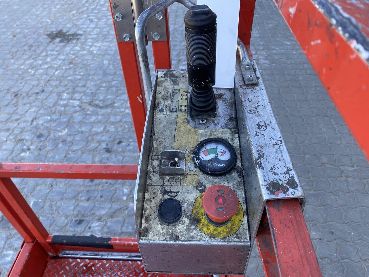 Skyjack SJ12 - Vertical mast lift: picture 3 Skyjack SJ12 - Vertical mast lift: picture 3