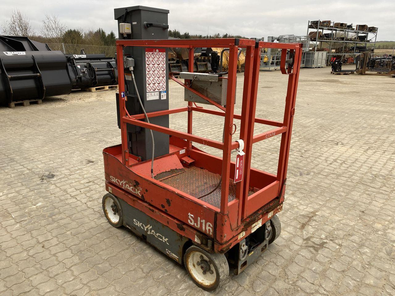 Skyjack SJ16 - Vertical mast lift: picture 5 Skyjack SJ16 - Vertical mast lift: picture 5