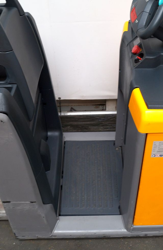 Jungheinrich ECE220 - Order picker: picture 5 Jungheinrich ECE220 - Order picker: picture 5