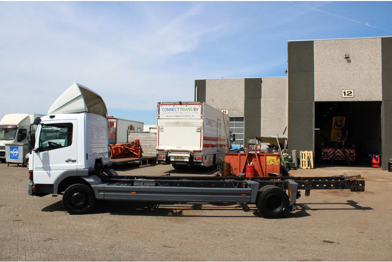 Mercedes-Benz Atego 918 + MANUAL + EURO 2 - Cab chassis truck: picture 3 Mercedes-Benz Atego 918 + MANUAL + EURO 2 - Cab chassis truck: picture 3