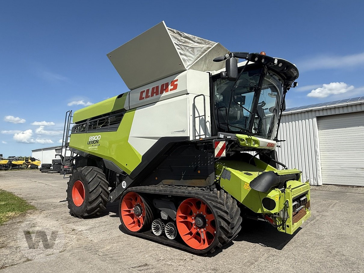 CLAAS Lexion 8900 TT - Combine harvester: picture 1 CLAAS Lexion 8900 TT - Combine harvester: picture 1