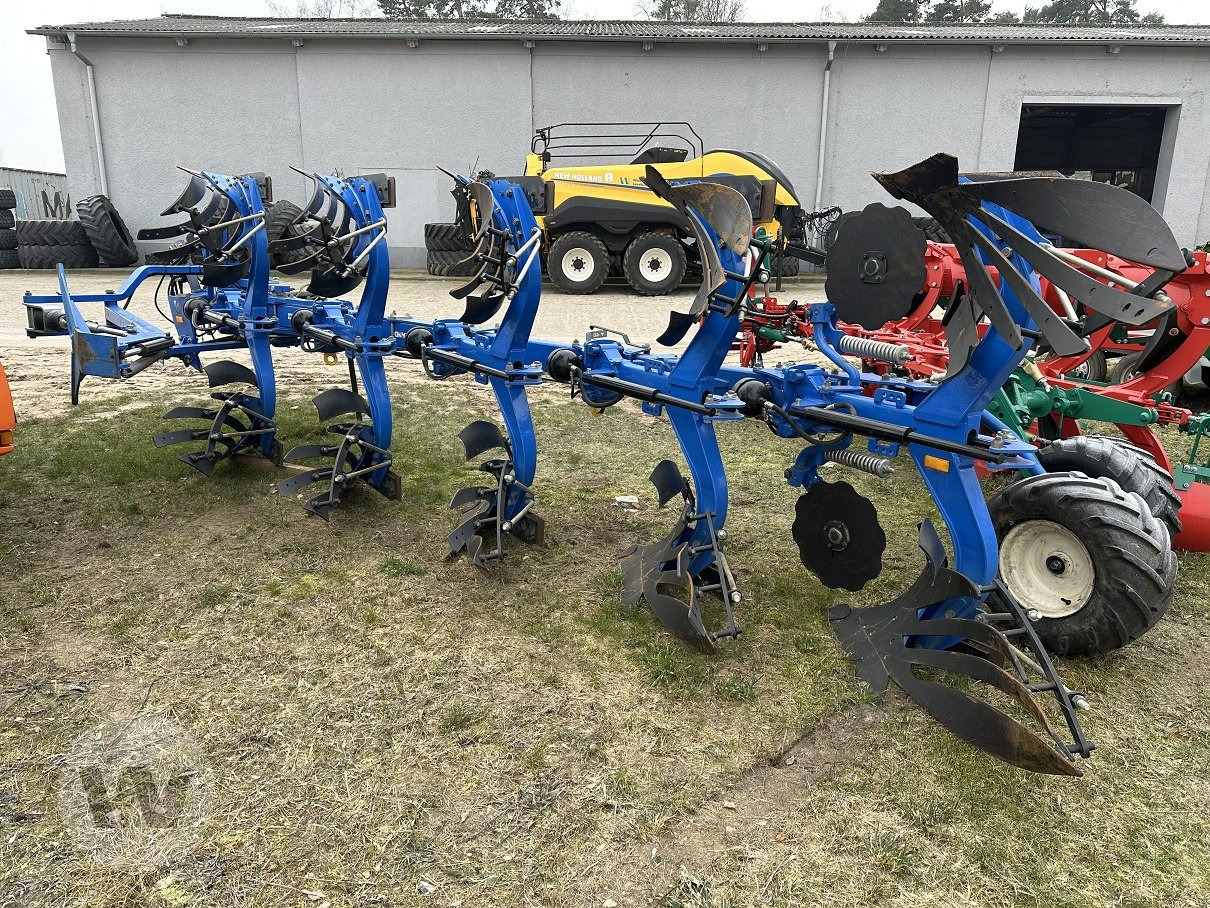 New Holland PHVH 4+1 - Plow: picture 2 New Holland PHVH 4+1 - Plow: picture 2