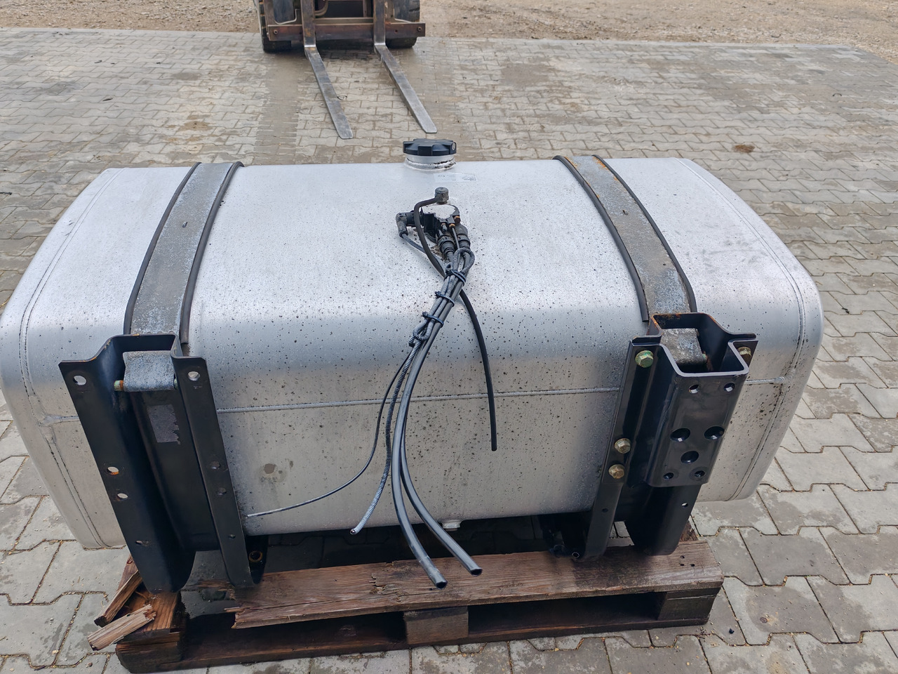 MAN TGS TGX / ALU FUEL TANK / 131x70x57,5 / 480L / 81122015937 - Fuel tank: picture 5 MAN TGS TGX / ALU FUEL TANK / 131x70x57,5 / 480L / 81122015937 - Fuel tank: picture 5