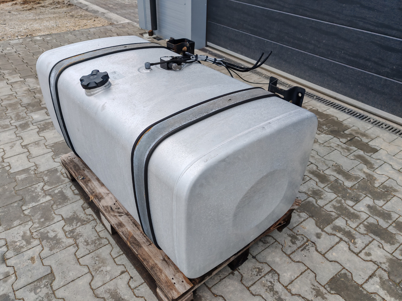 MAN TGS TGX / ALU FUEL TANK / 131x70x57,5 / 480L / 81122015937 - Fuel tank: picture 4 MAN TGS TGX / ALU FUEL TANK / 131x70x57,5 / 480L / 81122015937 - Fuel tank: picture 4