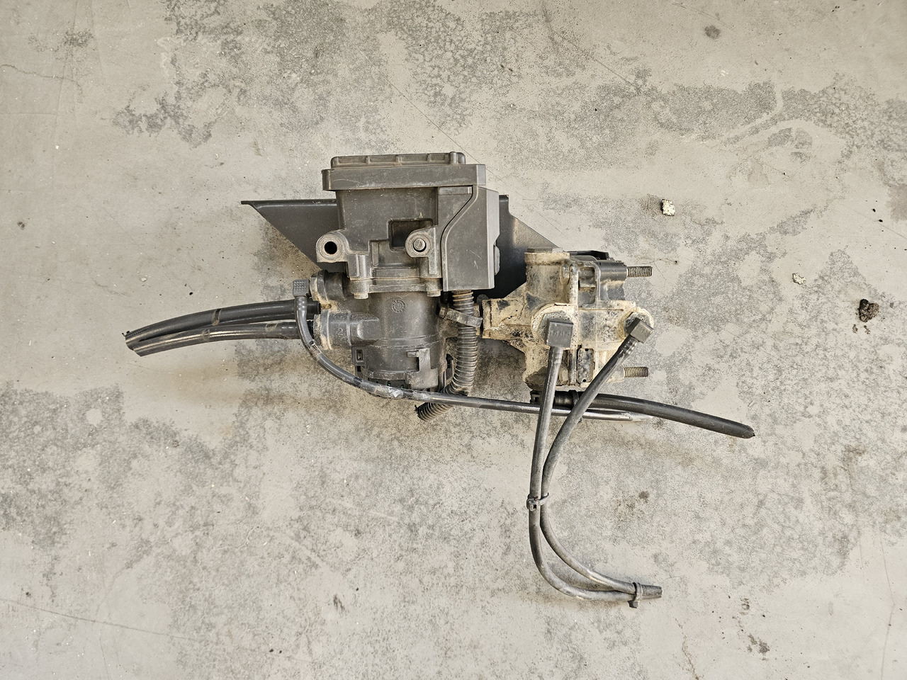 MERCEDES-BENZ ACTROS MP4 / FRONT EBS VALVE / K015420 / A0004295724 - Brake valve: picture 1 MERCEDES-BENZ ACTROS MP4 / FRONT EBS VALVE / K015420 / A0004295724 - Brake valve: picture 1