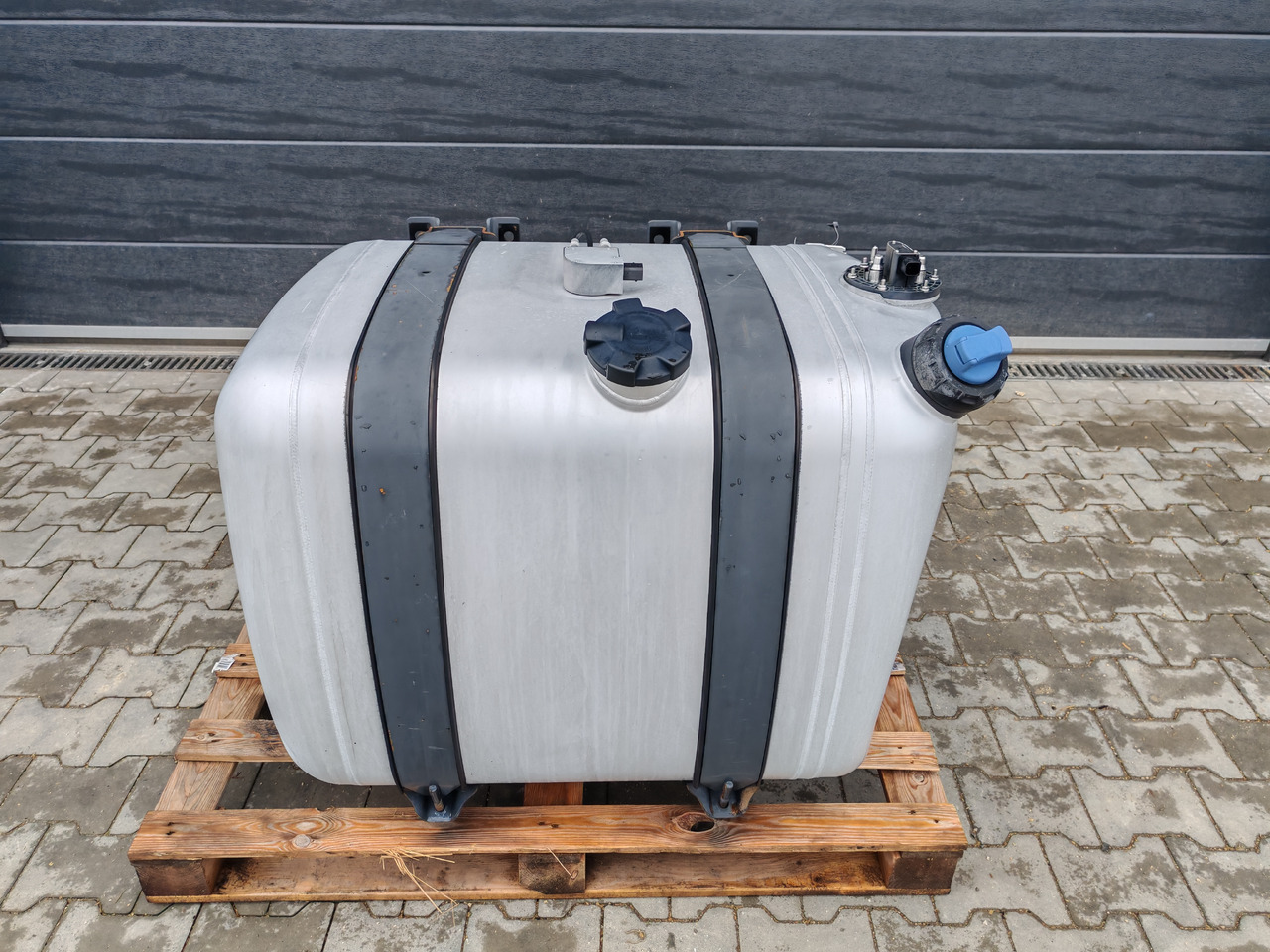 MERCEDES-BENZ ACTROS MP4 / FUEL & ADBLUE TANK / 300L - Fuel tank: picture 2 MERCEDES-BENZ ACTROS MP4 / FUEL & ADBLUE TANK / 300L - Fuel tank: picture 2