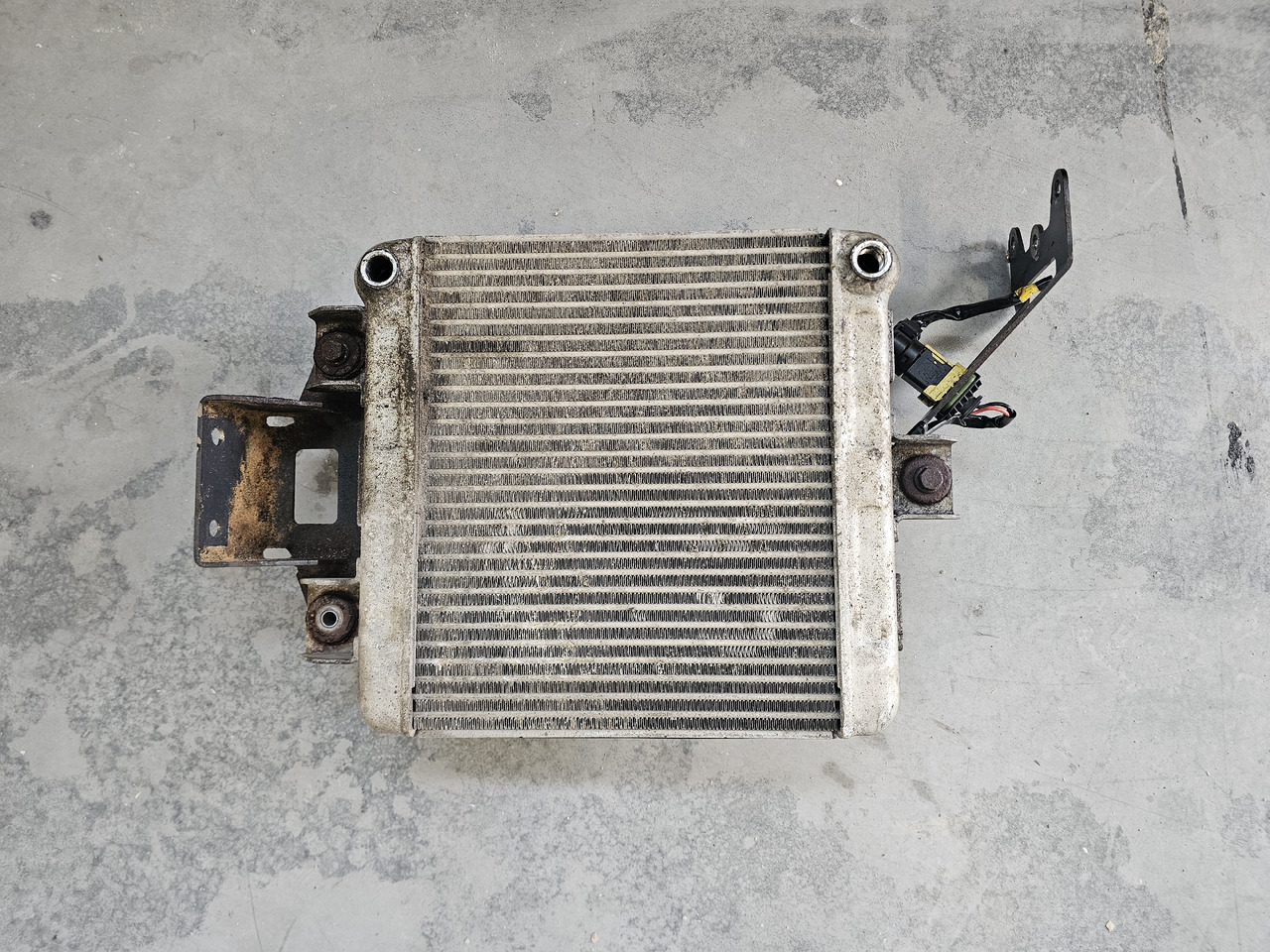 MERCEDES-BENZ ACTROS MP4 / OIL RADIATOR / A9605001601 - Oil cooler: picture 2 MERCEDES-BENZ ACTROS MP4 / OIL RADIATOR / A9605001601 - Oil cooler: picture 2