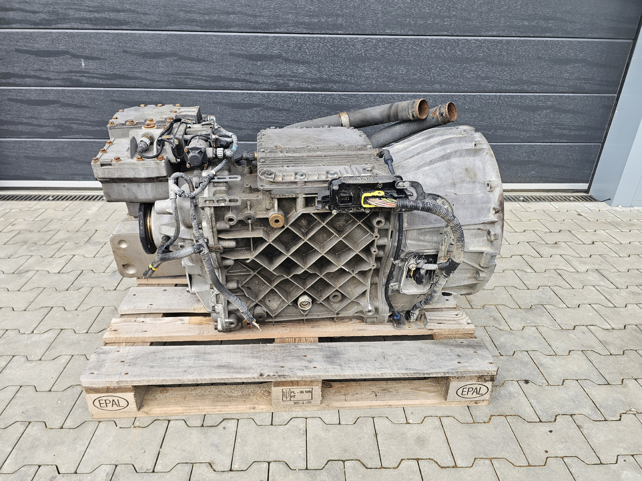 VOLVO FH FM FMX / SPO2812 / RETARDER / CRAWLER / COMPLETE GEARBOX - Gearbox: picture 1 VOLVO FH FM FMX / SPO2812 / RETARDER / CRAWLER / COMPLETE GEARBOX - Gearbox: picture 1