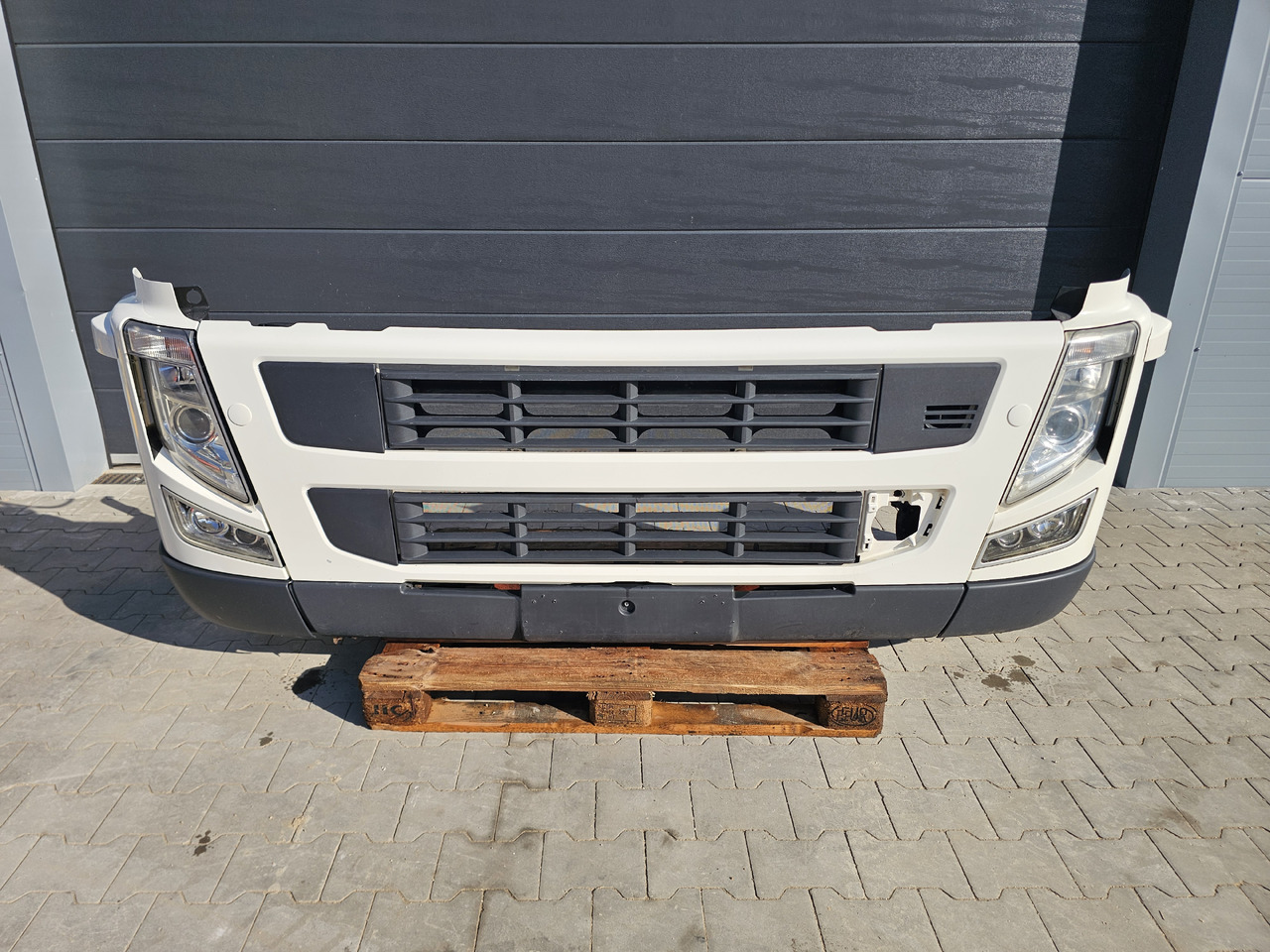 VOLVO FM 3 / COMPLETE FRONT BUMPER - Bumper: picture 1 VOLVO FM 3 / COMPLETE FRONT BUMPER - Bumper: picture 1