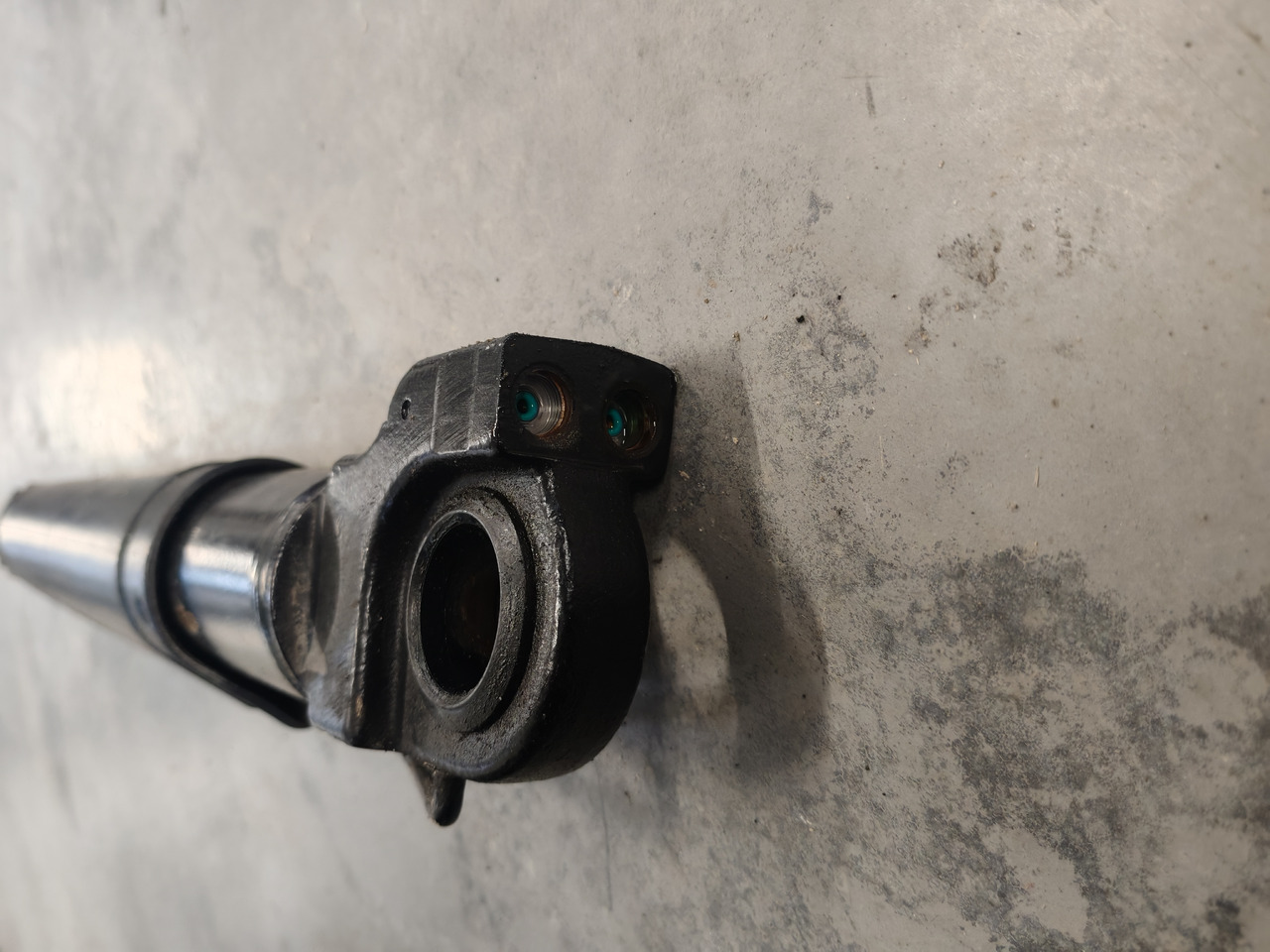 VOLVO FM5 EURO 6 / CAB TILT CYLINDER / 23583236 - Cab suspension: picture 3 VOLVO FM5 EURO 6 / CAB TILT CYLINDER / 23583236 - Cab suspension: picture 3