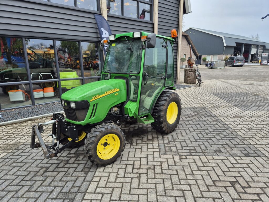 JOHN DEERE 2520 - Compact tractor: picture 2 JOHN DEERE 2520 - Compact tractor: picture 2