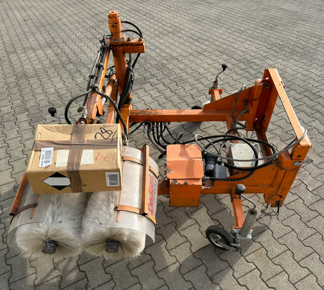 Unimog Leitpfostenwaschgerät  Drutzel LWG-U-300 - Broom: picture 2 Unimog Leitpfostenwaschgerät  Drutzel LWG-U-300 - Broom: picture 2