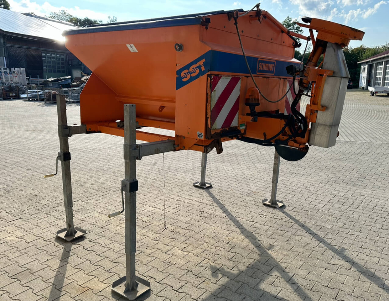 Unimog Salzstreuer Schmidt SST20-TLWH - Sand/ Salt spreader: picture 1 Unimog Salzstreuer Schmidt SST20-TLWH - Sand/ Salt spreader: picture 1