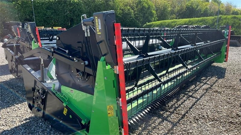 Deutz-fahr C7206 With 24feed - 7.2m header. New and unused Co - Combine harvester: picture 4 Deutz-fahr C7206 With 24feed - 7.2m header. New and unused Co - Combine harvester: picture 4