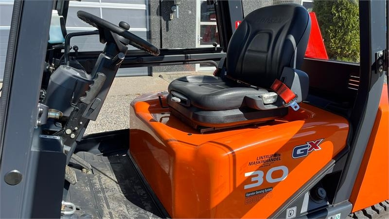 Doosan D30 G med kabine og KUN 57 TIMER FRA NY, MED TIME - Diesel forklift: picture 4 Doosan D30 G med kabine og KUN 57 TIMER FRA NY, MED TIME - Diesel forklift: picture 4