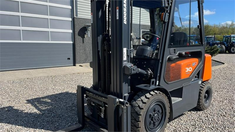 Doosan D30 G med kabine og KUN 57 TIMER FRA NY, MED TIME - Diesel forklift: picture 2 Doosan D30 G med kabine og KUN 57 TIMER FRA NY, MED TIME - Diesel forklift: picture 2