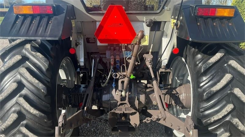 Massey Ferguson 390 HiLine med frontlift - Farm tractor: picture 5 Massey Ferguson 390 HiLine med frontlift - Farm tractor: picture 5