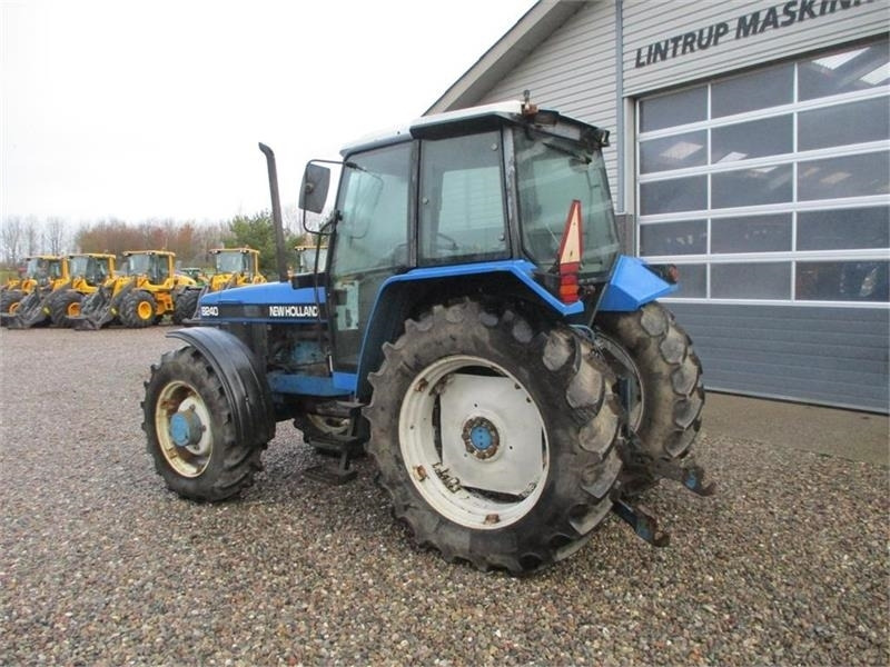 New Holland 8240 SLE Med frontlift og frontPTO - Farm tractor: picture 3 New Holland 8240 SLE Med frontlift og frontPTO - Farm tractor: picture 3