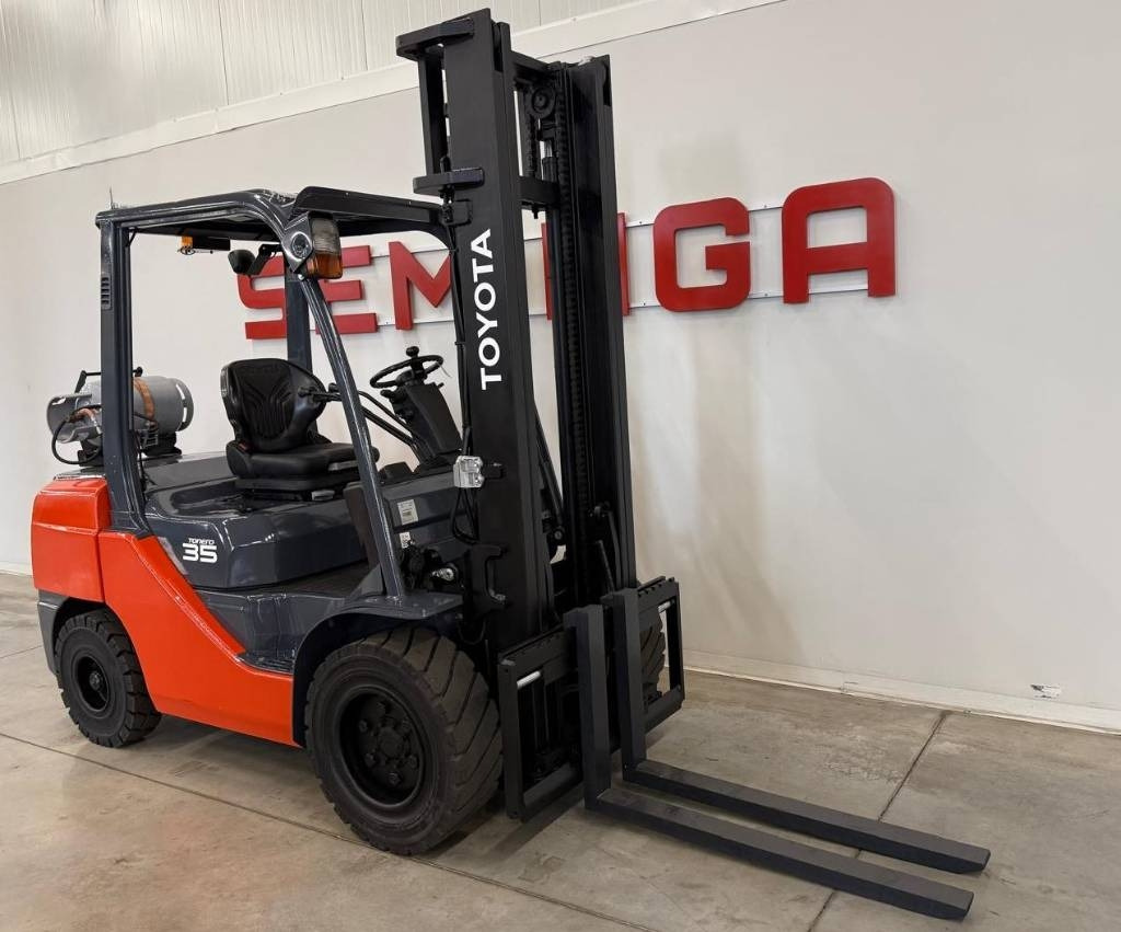 Toyota 10913 - 02-8FGJF35 - LPG forklift: picture 1 Toyota 10913 - 02-8FGJF35 - LPG forklift: picture 1