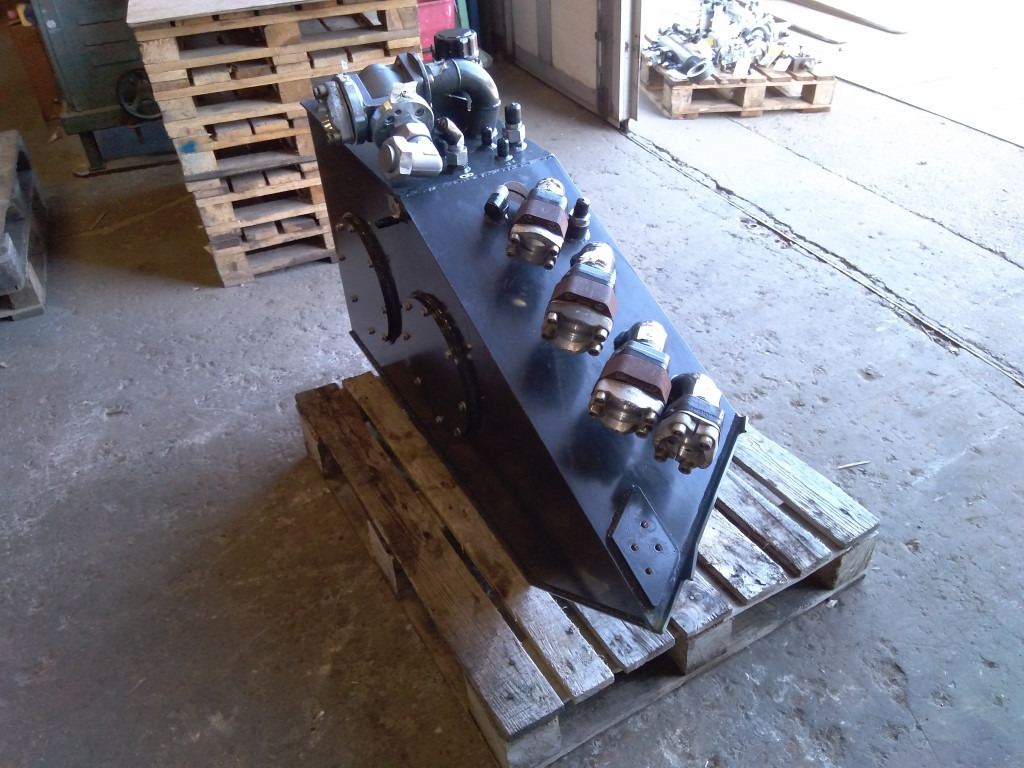 Bomag BM1000-35 - - Hydraulic tank for Construction machinery: picture 2 Bomag BM1000-35 - - Hydraulic tank for Construction machinery: picture 2